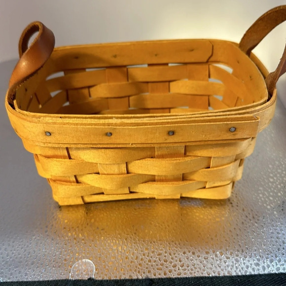 Longaberger tea basket,in perfect condition. Dimensions are 7 inches wide - Picture 3 of 9